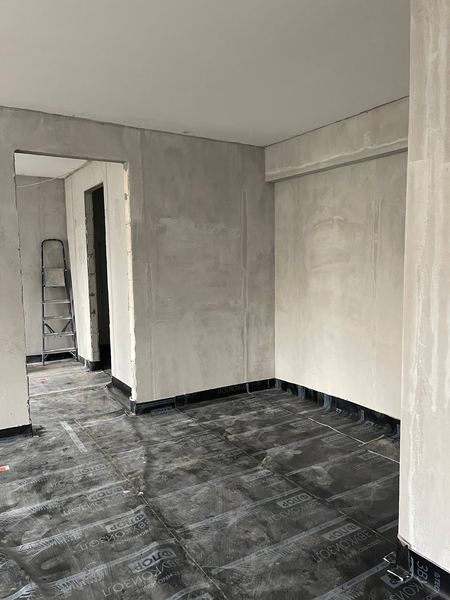 Оштукатуренные стены и стяжка